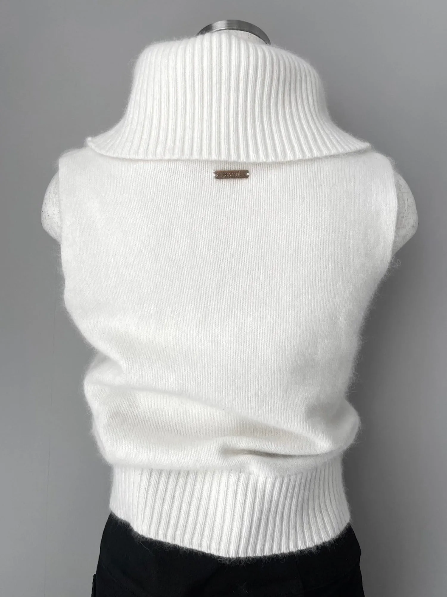 Turtleneck sleeveless knit tops