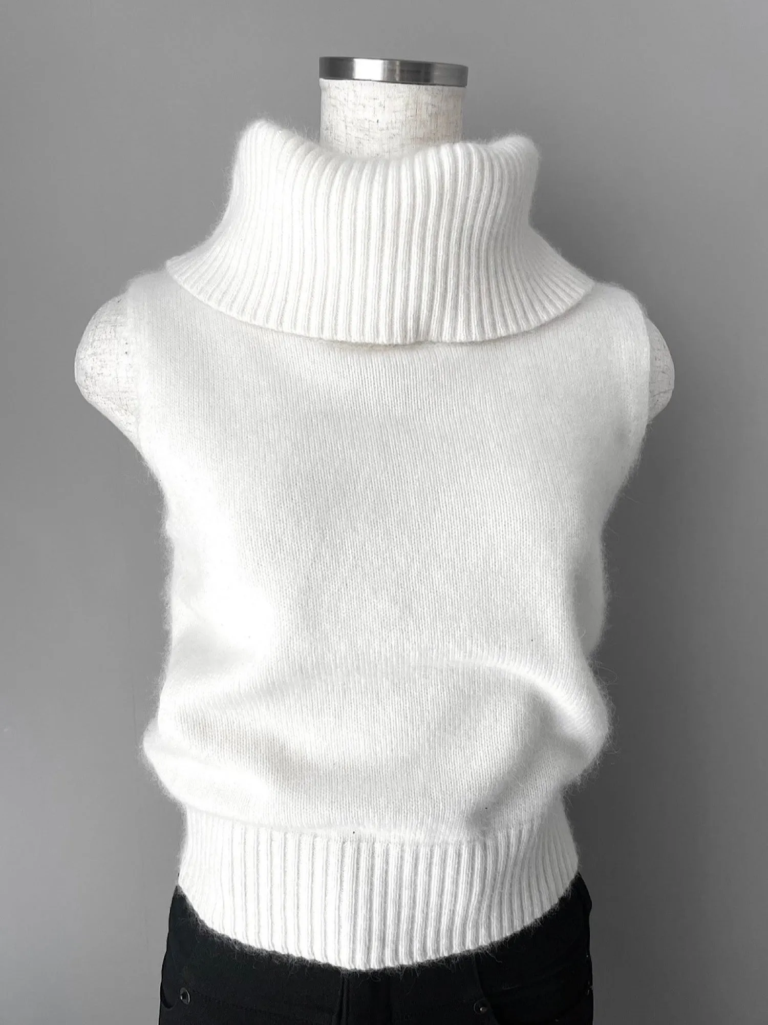 Turtleneck sleeveless knit tops