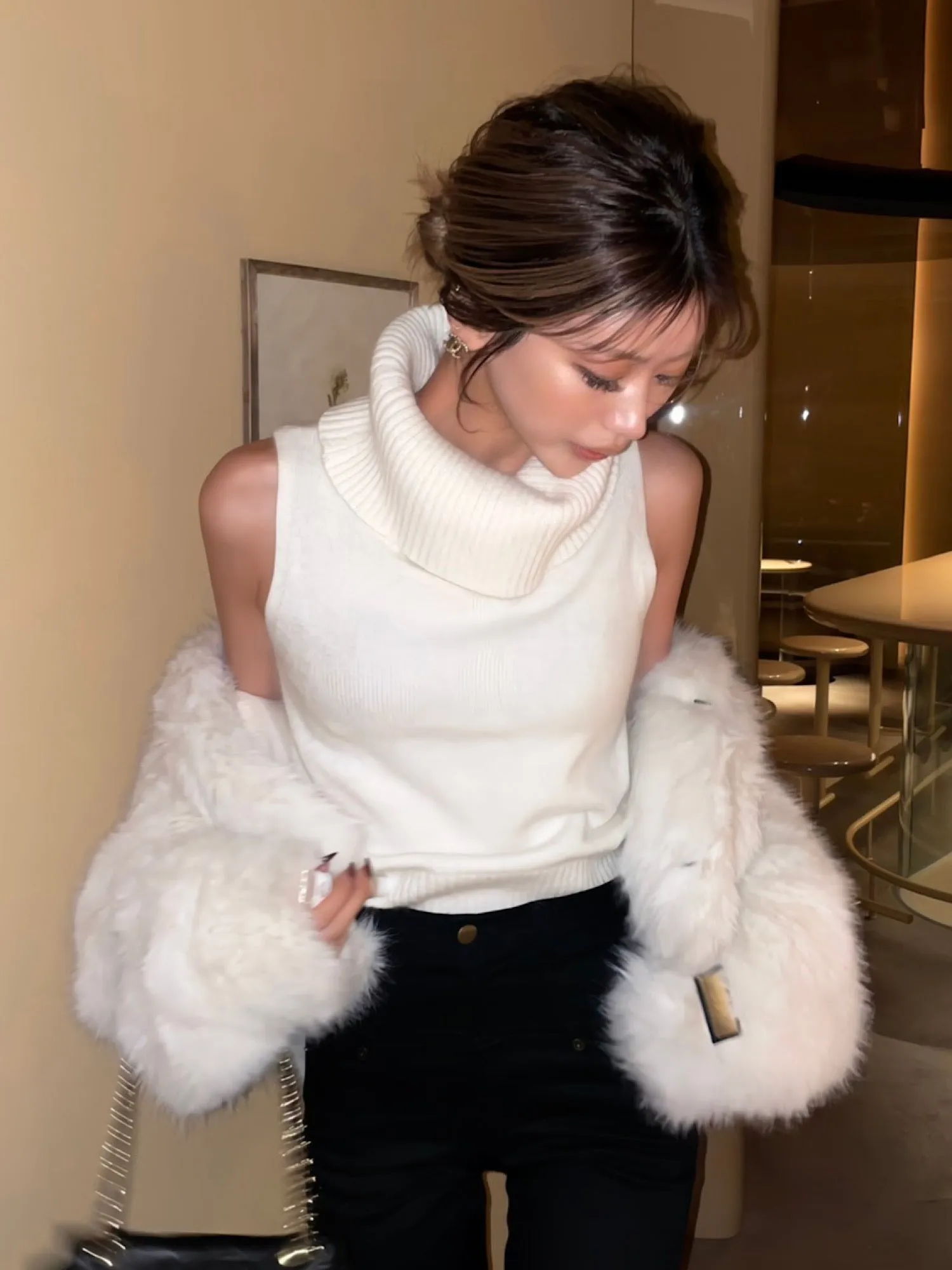 Turtleneck sleeveless knit tops