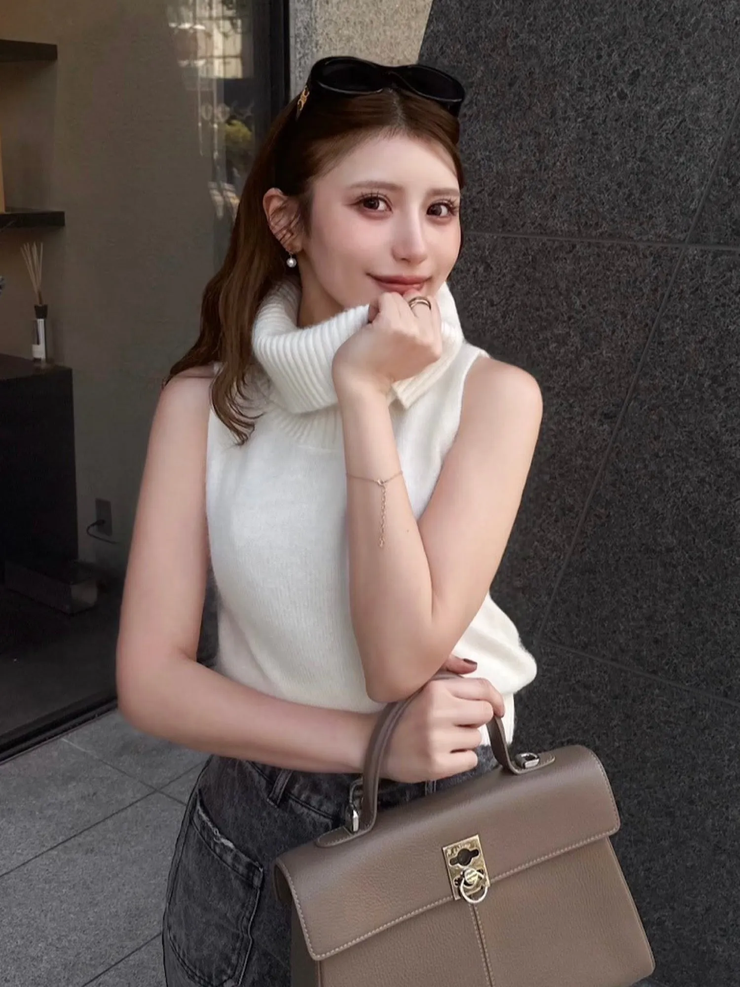 Turtleneck sleeveless knit tops
