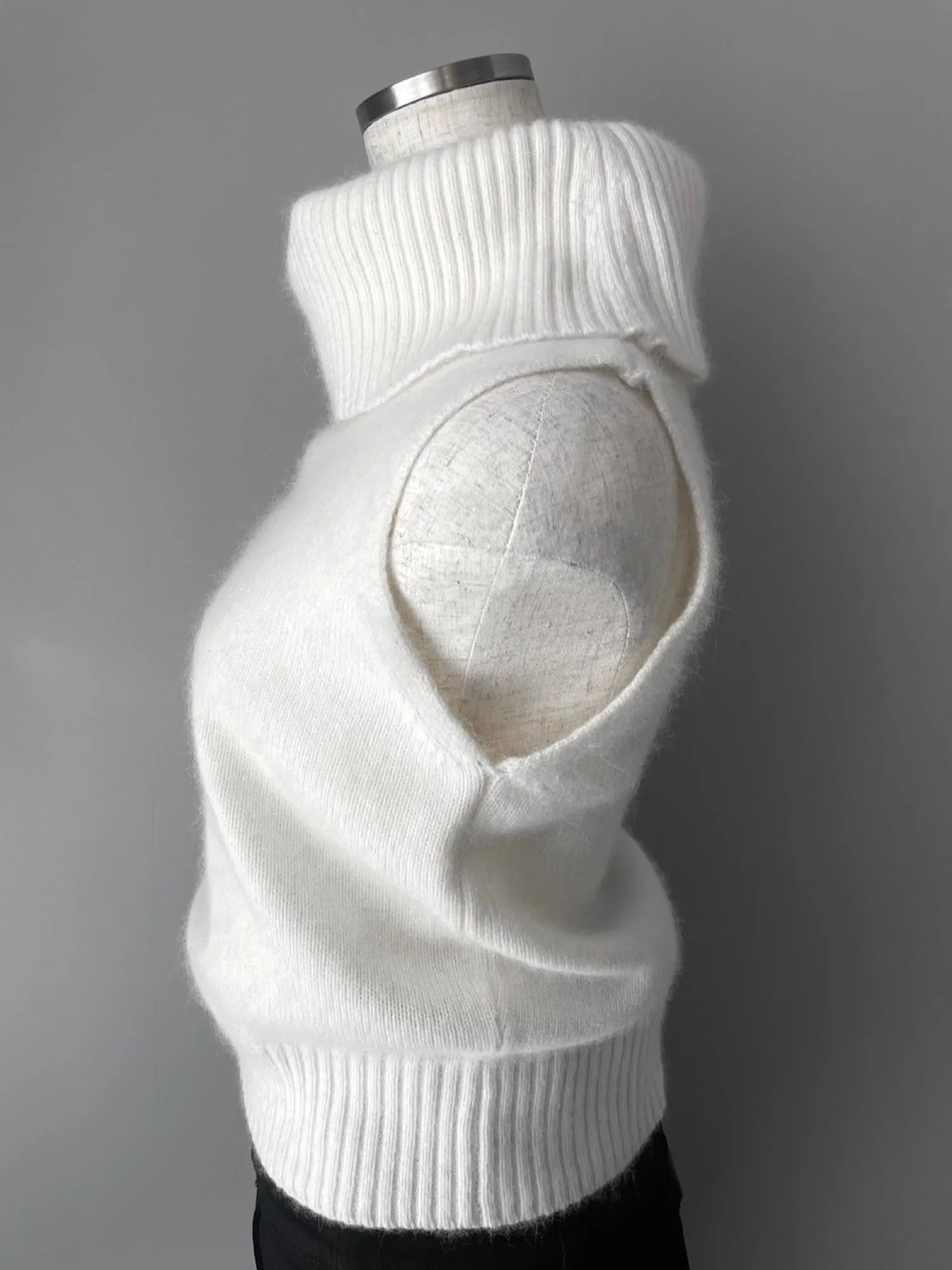Turtleneck sleeveless knit tops