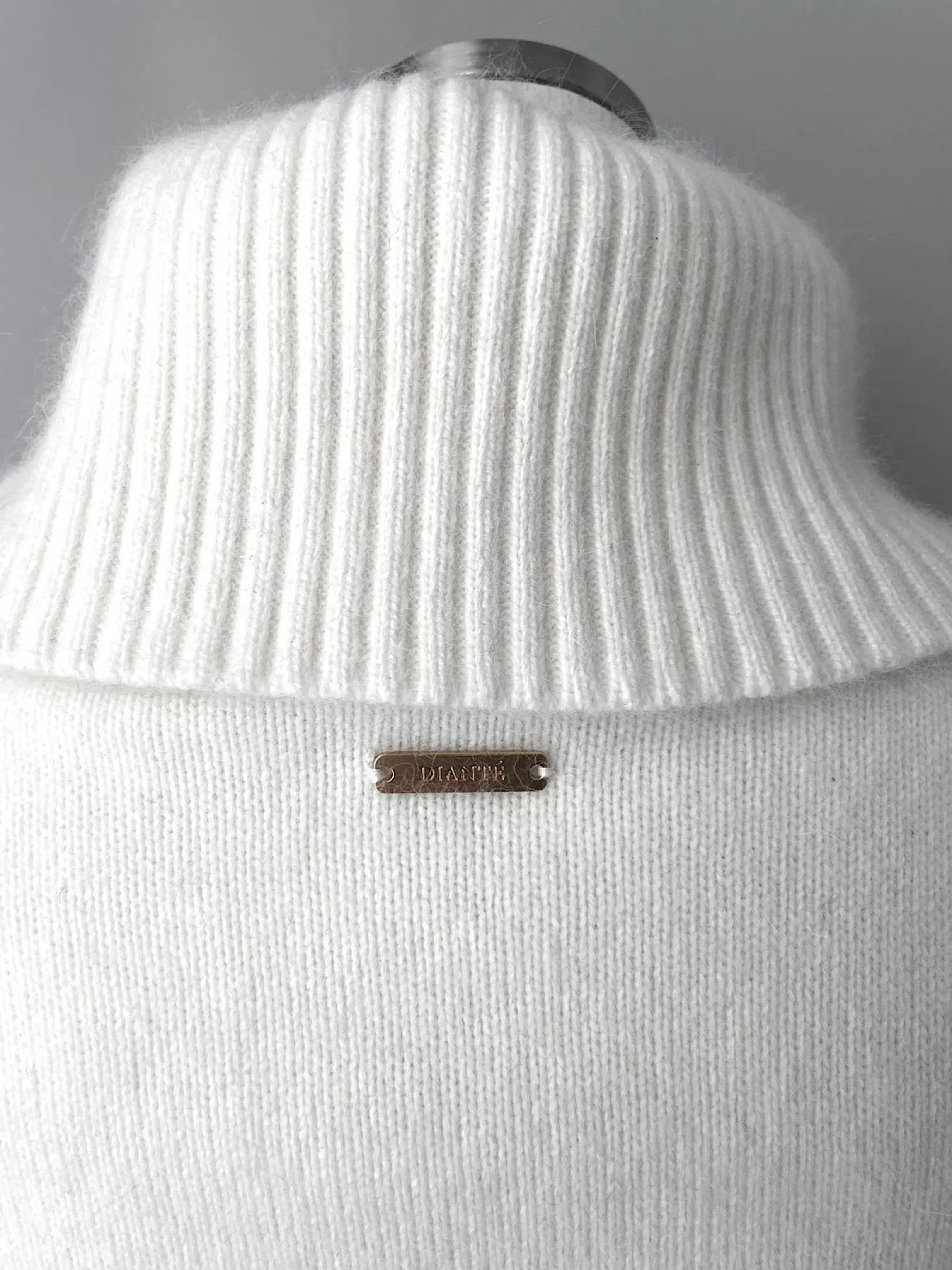 Turtleneck sleeveless knit tops